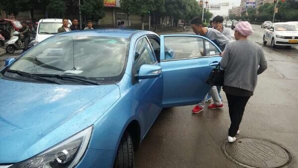 d.jpg 平?jīng)鲢葱履茉从邢挢熑喂窘M織“愛心送考”車隊免費接送考生(圖3)