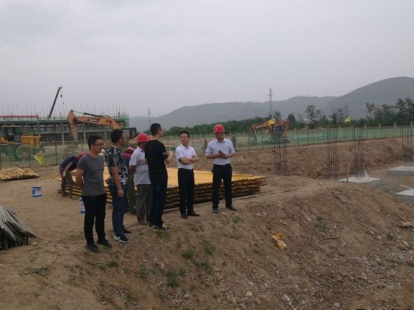 公司副總經(jīng)理裴林虎帶隊對各在建項目進(jìn)行節前安全生產(chǎn)大檢查(圖1)