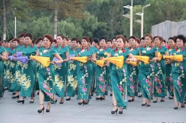 平?jīng)鲢垂军h委和興北路社區(qū)綠地廣場商圈黨建聯(lián)盟合作舉辦“謳歌新時代 共圓中國夢”紀念改革開放四十周年大型群眾廣場文化活動(圖3) 平?jīng)鲢垂军h委和興北路社區(qū)綠地廣場商圈黨建聯(lián)盟合作舉辦“謳歌新時代 共圓中國夢”紀念改革開放四十周年大型群眾廣場文化活動(圖3)