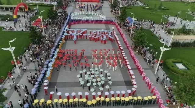 平?jīng)鲢垂军h委和興北路社區(qū)綠地廣場商圈黨建聯(lián)盟合作舉辦“謳歌新時代 共圓中國夢”紀念改革開放四十周年大型群眾廣場文化活動(圖7) 平?jīng)鲢垂军h委和興北路社區(qū)綠地廣場商圈黨建聯(lián)盟合作舉辦“謳歌新時代 共圓中國夢”紀念改革開放四十周年大型群眾廣場文化活動(圖7)