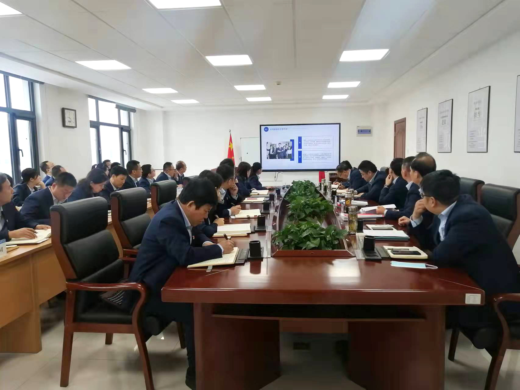 市產(chǎn)投集團召開黨委理論學(xué)習中心組集體學(xué)習會議(圖2) 市產(chǎn)投集團召開黨委理論學(xué)習中心組集體學(xué)習會議(圖2)